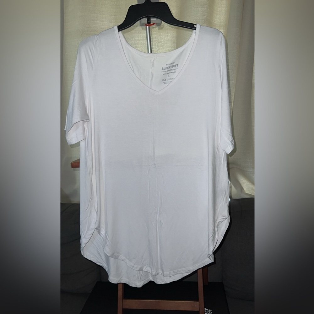Plus size- white t-shirt - Picture 3 of 3
